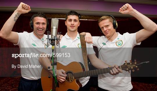 Republic of Ireland Squad add vocals to 'Rocky Road to Poland'